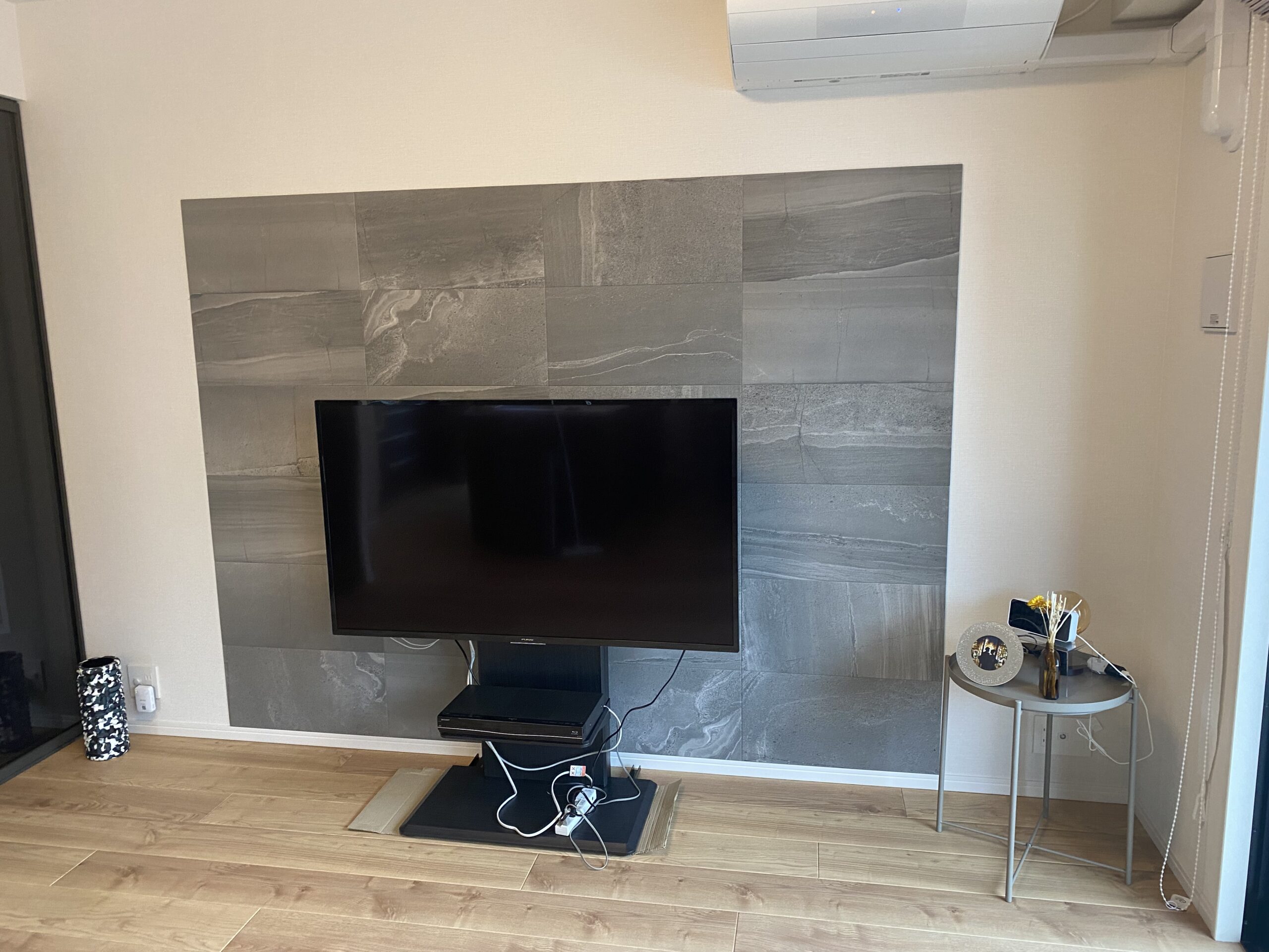 リビングの壁にストーングレース