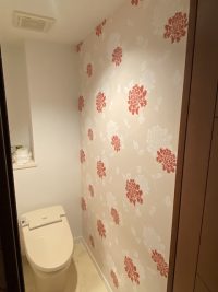 福岡のマンショントイレにローラアシュレイ柄のアクセントクロス貼替え 