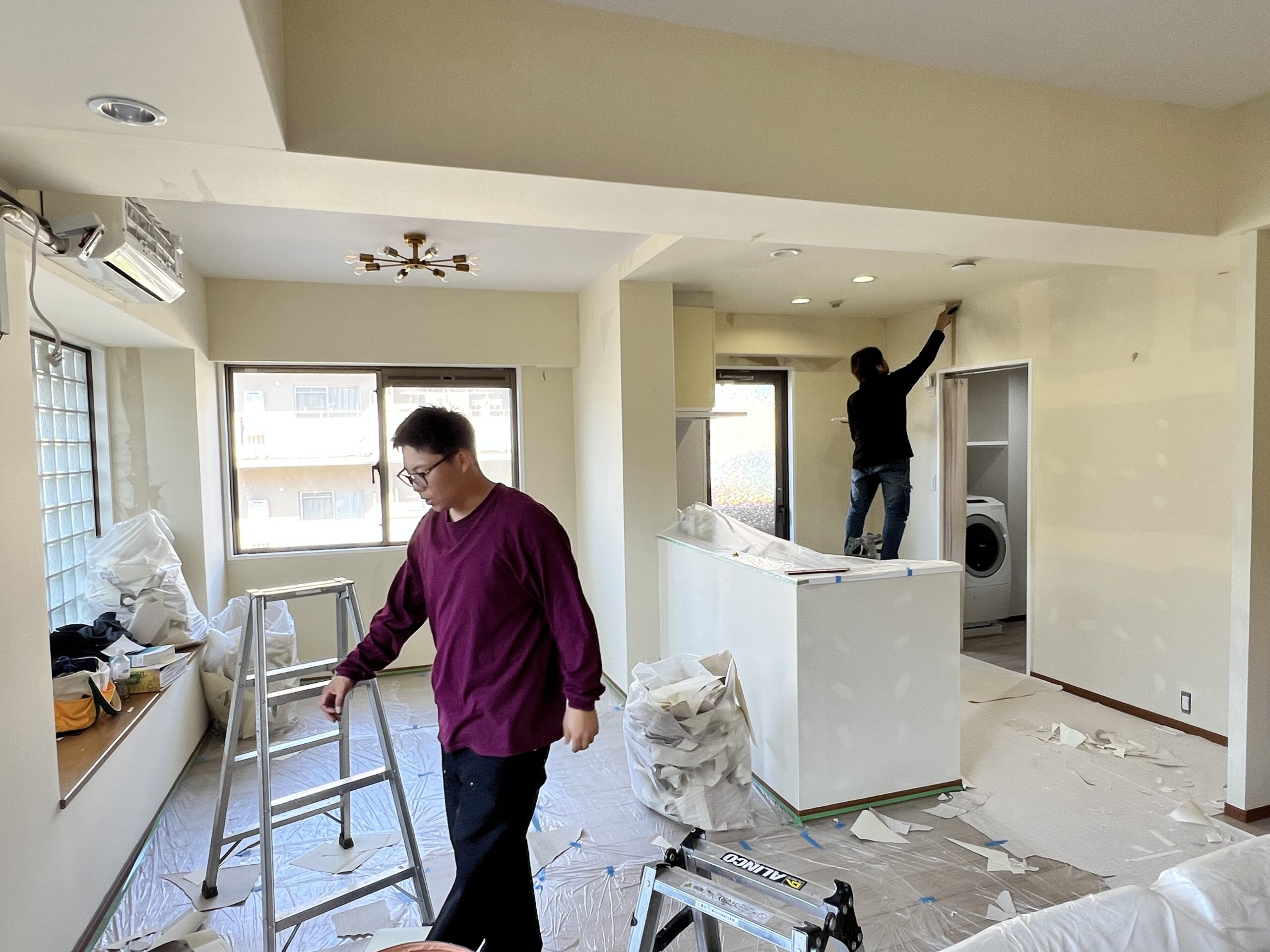 マンションのリビングの壁紙を剥がしている状況