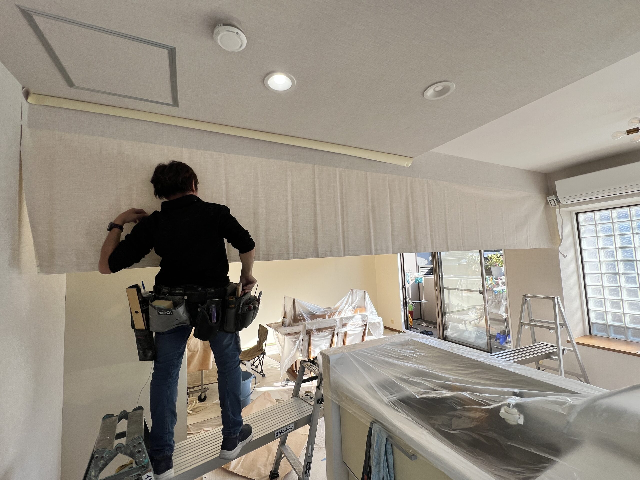 マンションリビングの壁紙張り替え状況