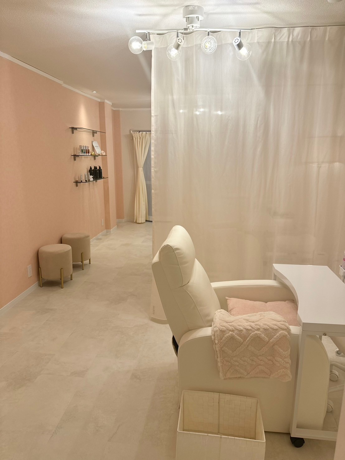 福岡の賃貸マンションでサロンを開業するために内装工事で必要な床材について書いています。