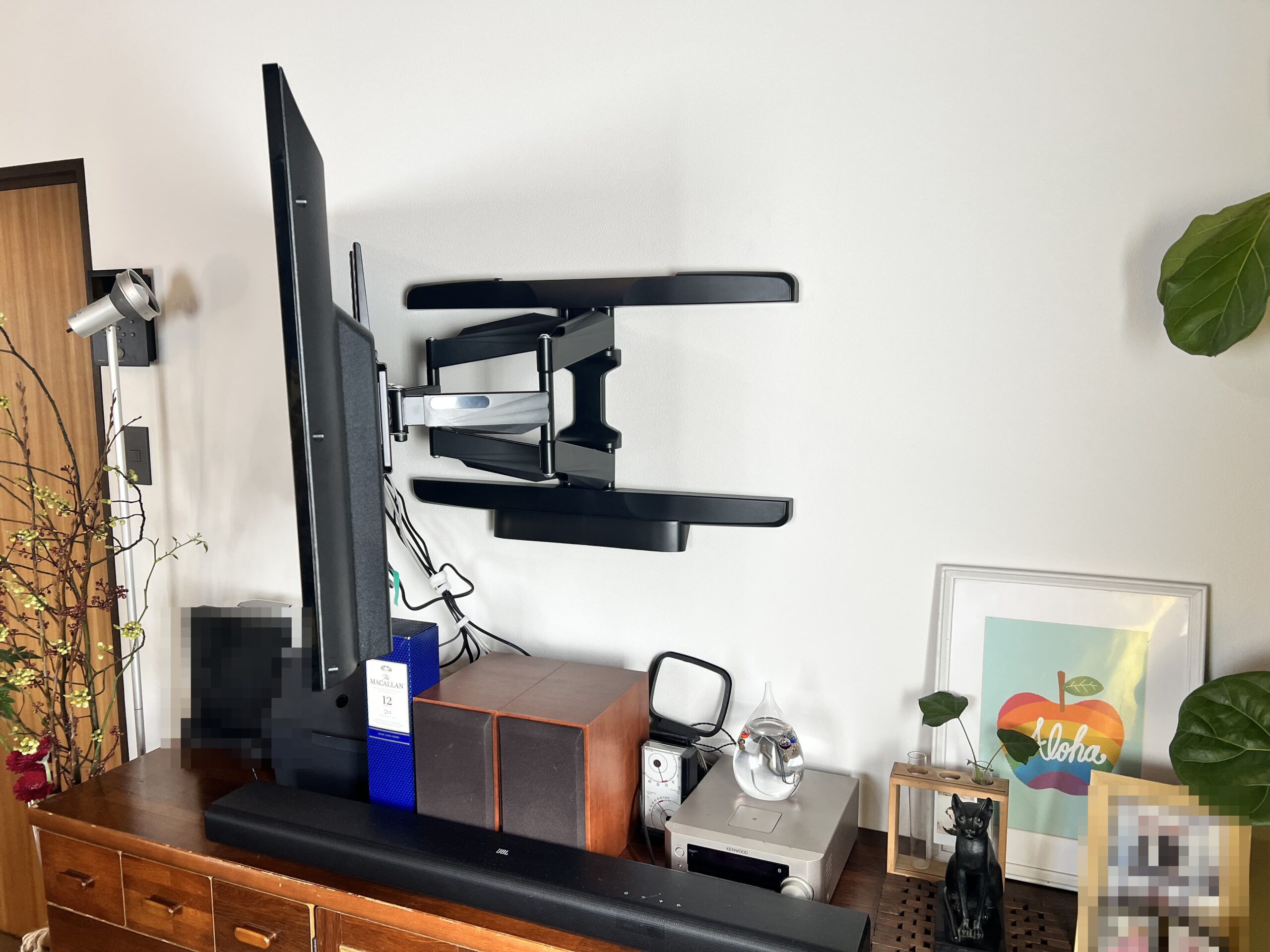 壁掛けテレビ専用の金物について解説しています。