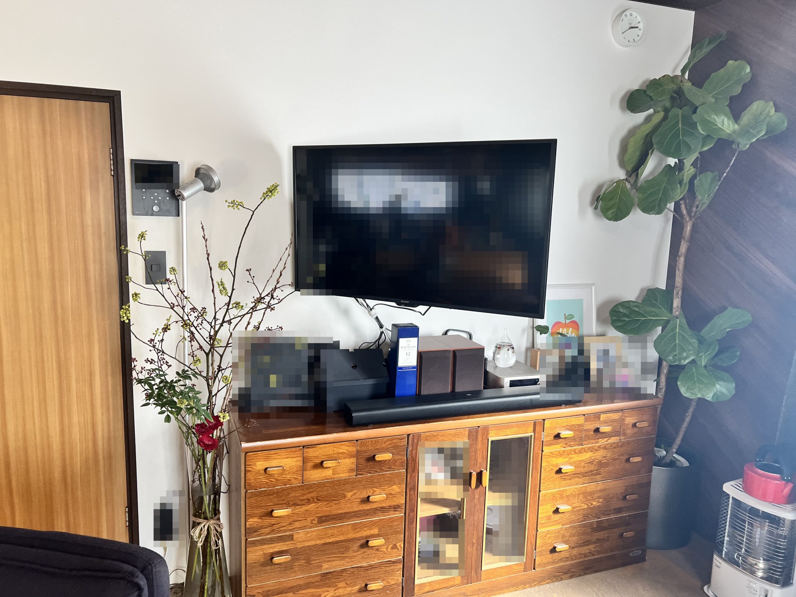 自宅リビングに壁掛けテレビを設置した事例