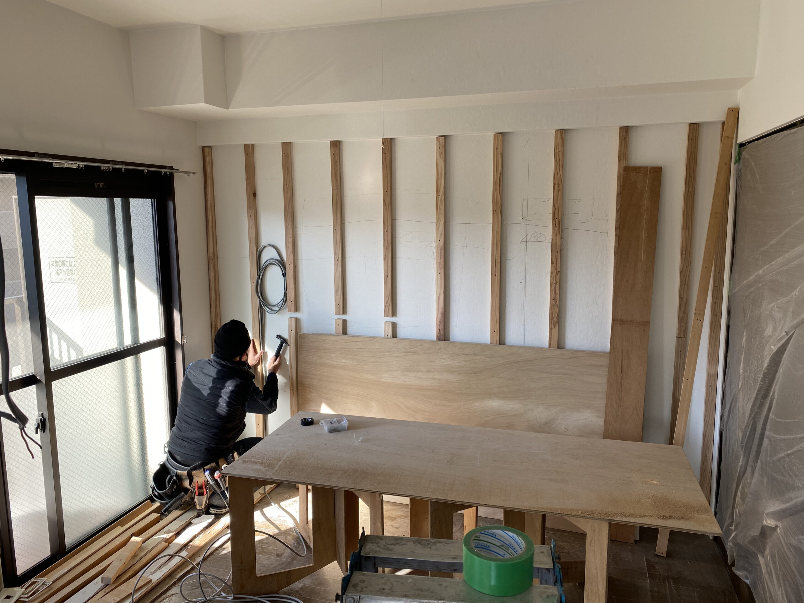 壁掛けテレビを設置するために下地の補強をしています