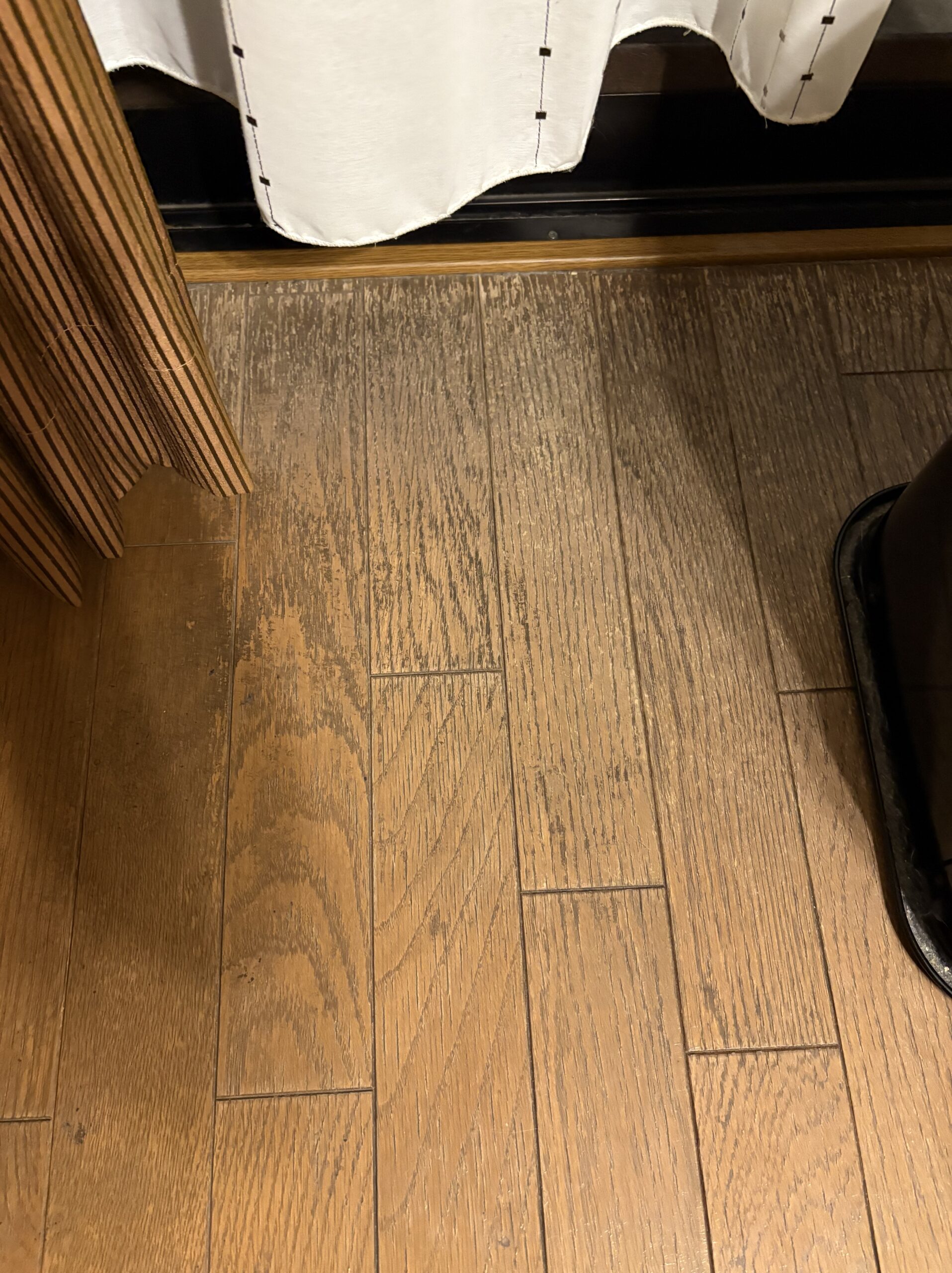 マンションのリビングの床が結露で劣化している事例