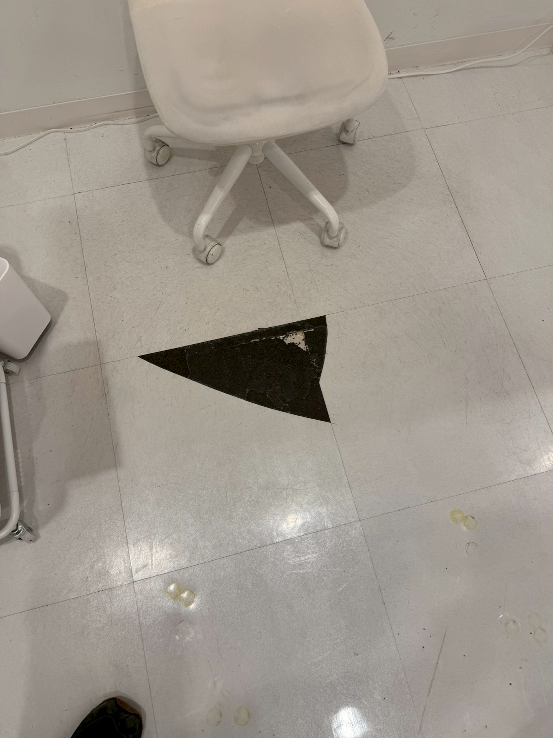 エステサロンのフロアタイル補修事例