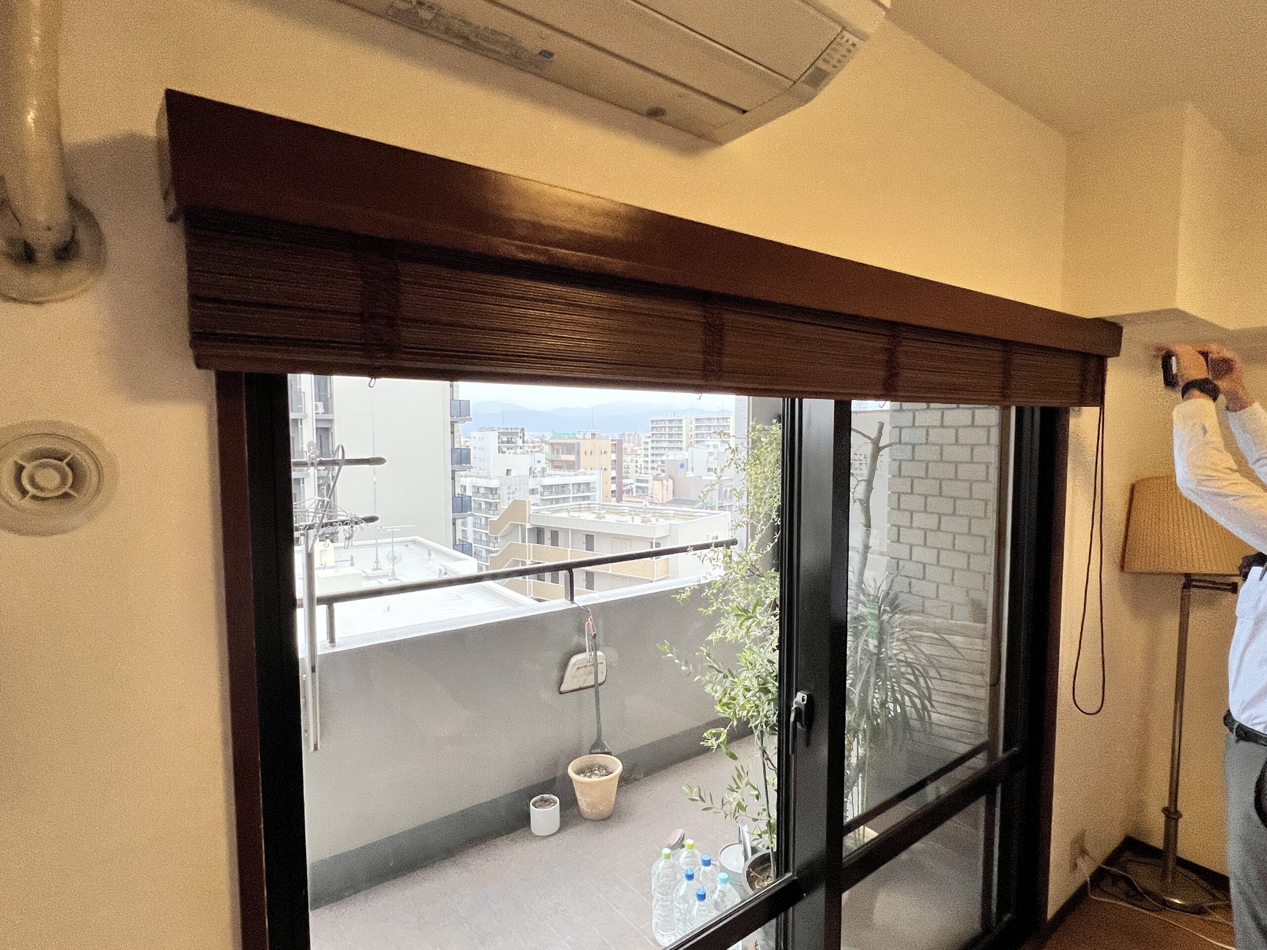 ブラインドが壁から落ちてきた